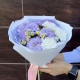 Летний милый букет-комплимент из эустомы, матрикарии и хризантемы