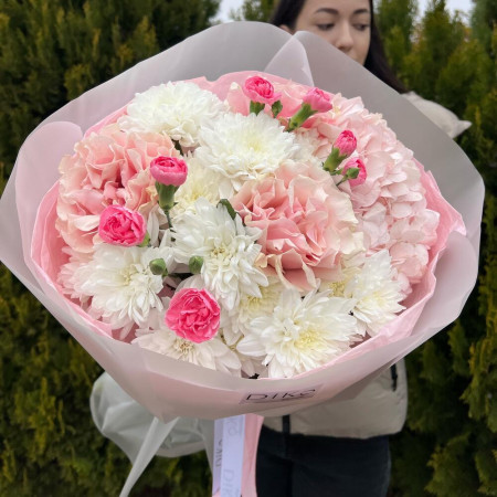 Нежный букет из французской розы, гортензии, кустового диантуса и кустовой хризантемы (дофамин)