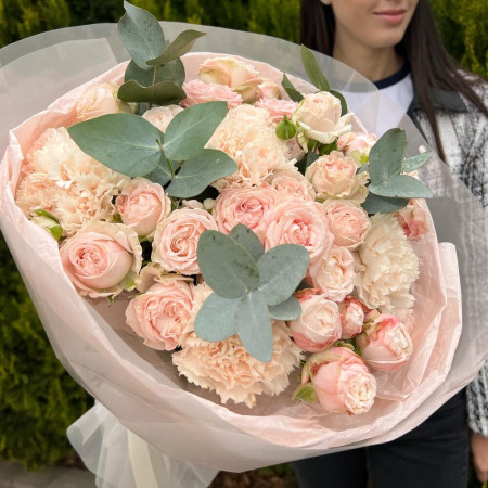 Нежный букет из кустовой пион розы, диантуса и эвкалипта