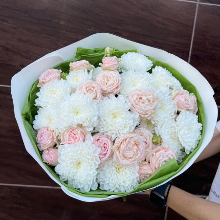 Букет из кустовой пион розы и кустовой хризантемы