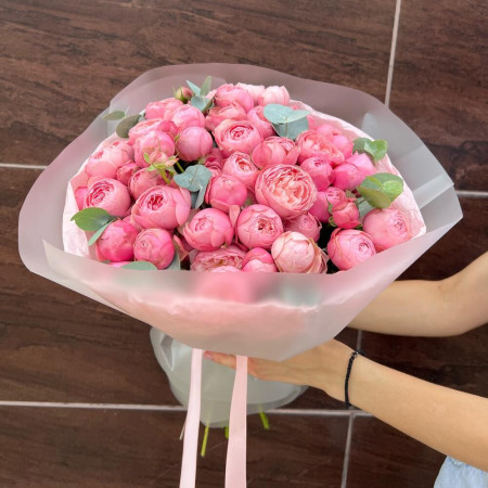 Роскошный букет из 15 веток премиальной кустовой пион розы Silva Pink и эвкалипта