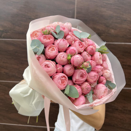 Роскошный букет из 15 веток премиальной кустовой пион розы Silva Pink и эвкалипта