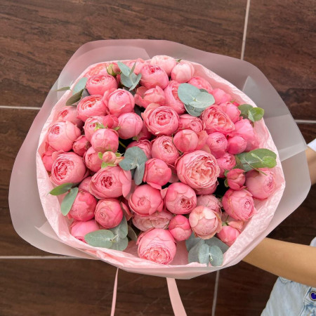 Роскошный букет из 15 веток премиальной кустовой пион розы Silva Pink и эвкалипта