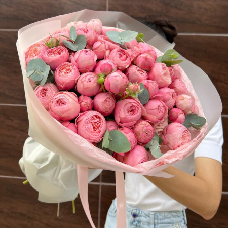 Роскошный букет из 15 веток премиальной кустовой пион розы Silva Pink и эвкалипта