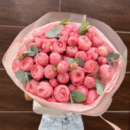Роскошный букет из 15 веток премиальной кустовой пион розы Silva Pink и эвкалипта
