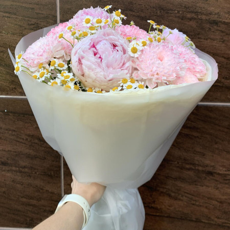 Нежный воздушный букет из ароматных пионов, хризантемы и кустовой ромашки