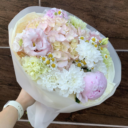 Нежный летний букетик из кустовой ромашки, пионов, диантусов и гортензии
