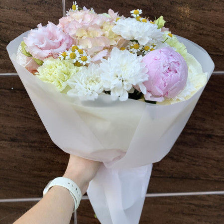 Нежный летний букетик из кустовой ромашки, пионов, диантусов и гортензии