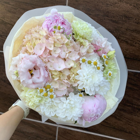 Нежный летний букетик из кустовой ромашки, пионов, диантусов и гортензии