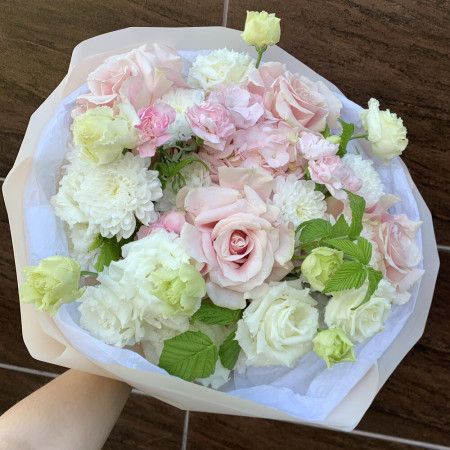 Пышный букет из эустомы, французских роз, кустовых диантусов и хризантемы