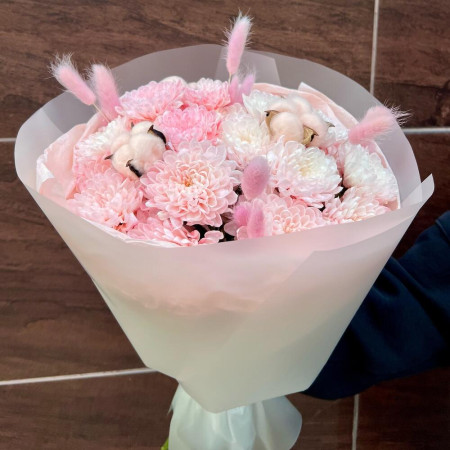 Воздушный букет из кустовой хризантемы, хлопка и лагуруса