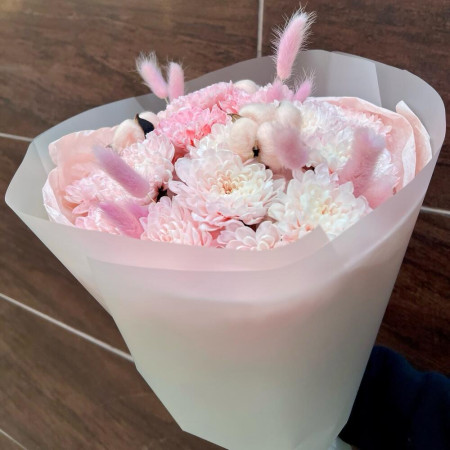 Воздушный букет из кустовой хризантемы, хлопка и лагуруса