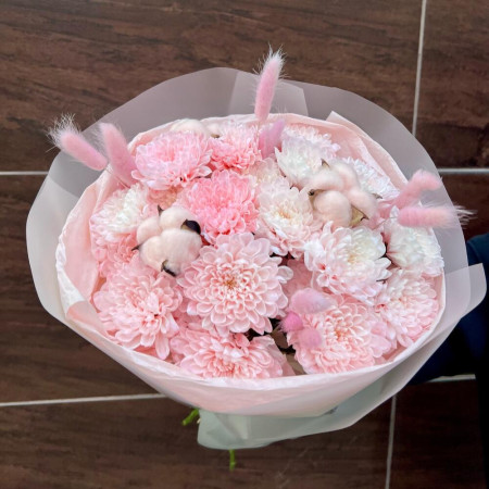 Воздушный букет из кустовой хризантемы, хлопка и лагуруса