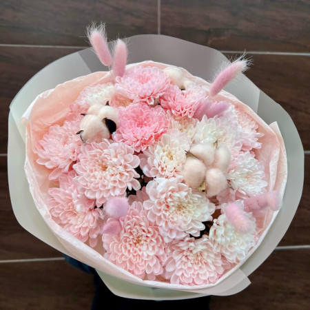 Воздушный букет из кустовой хризантемы, хлопка и лагуруса