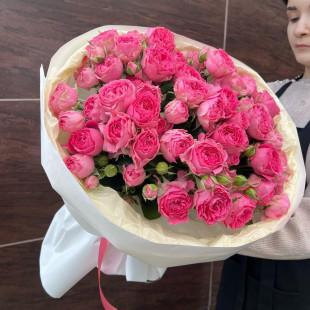 Букет пышный из 13 кустовых пион роз 