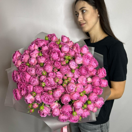 Букет из 25 кустовых пион роз