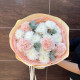 Нежный букет из кустовой хризантемы, эвкалипта и диантуса