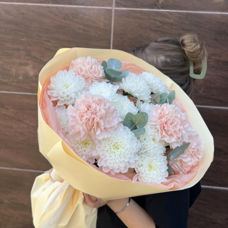Нежный букет из кустовой хризантемы, эвкалипта и диантуса