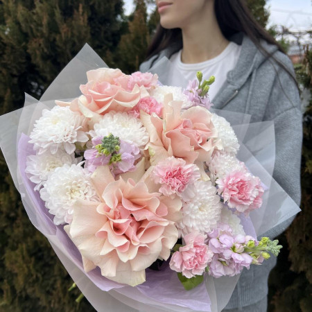 Нежный воздушный букет из французской розы, маттиолы, кустового диантуса и кустовой хризантемы