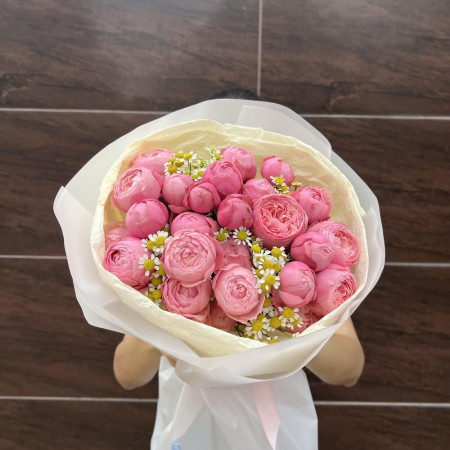 Милый букет из кустовой пион розы и ромашки
