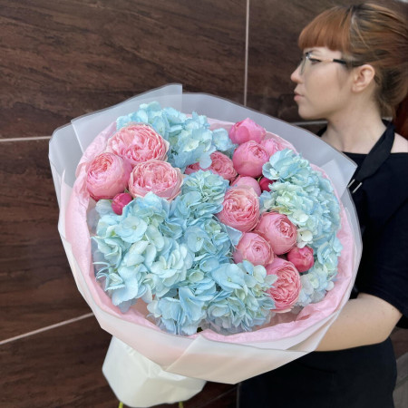 Букет из гортензий и кустовой пион розы
