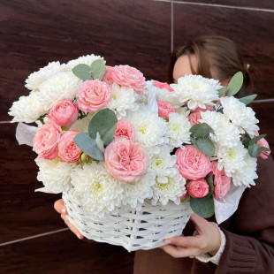 Корзина с цветами хризантема кустовая, эвкалипт и кустовая пион роза мадам бомбастик