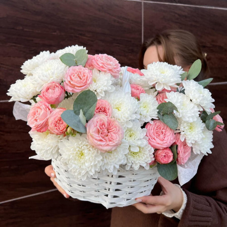 Корзина с цветами хризантема кустовая, эвкалипт и кустовая пион роза мадам бомбастик в Краснодаре