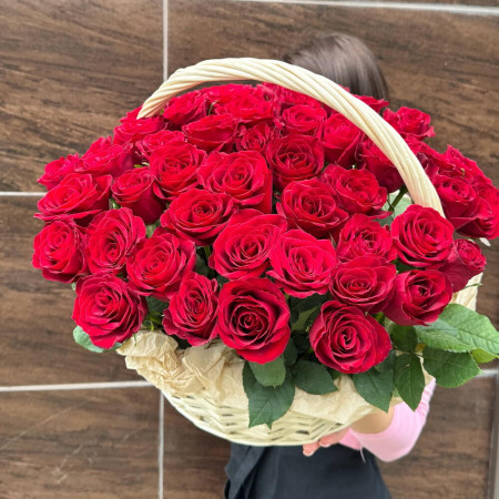 Роскошная корзина из 51 красной розы в Краснодаре