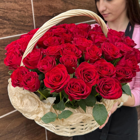 Роскошная корзина из 51 красной розы в Краснодаре