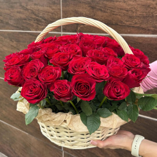 Роскошная корзина из 51 красной розы