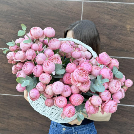 Корзина с кустовой пион розой премиум сорта Silva Pink и эвкалиптом в Краснодаре