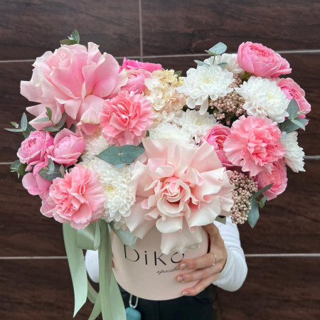 Композиция из гортензии, французской розы, диантуса, кустовой пион розы, эвкалипта и кустовой хризантемы в коробке в Краснодаре