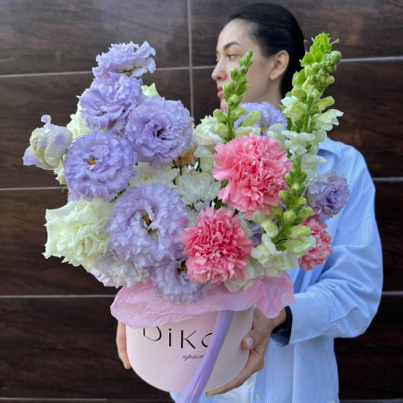 Композиция из эустомы, хризантемы, диантуса и львиного зева в коробке в Краснодаре